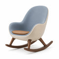 Sillón mecedora de madera con asiento de cuero sintético y respaldo de tela
