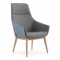Sillón de tela gris y azul con patas de madera